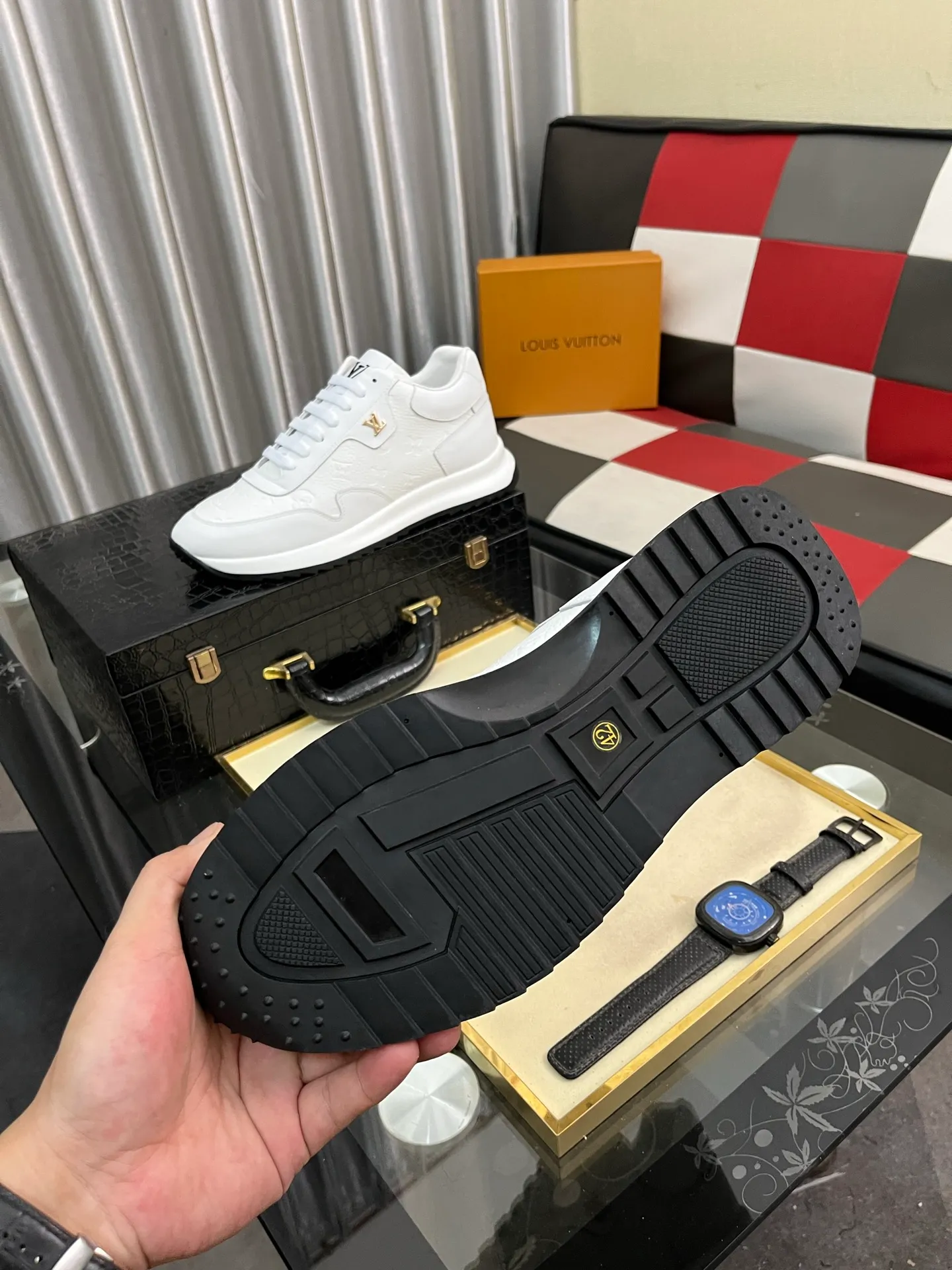 Men's shoes💰438⌚️⌚️《Louis vuitton/LV Louis Vuitton》original quality.~ Unique modern style sneakers. 🏃A must-have casual shoe for trendy men😍😍 Original brand imported from Italy, imported original leather, cowhide lining (refuses to discolor and grind feet) sole: original sole provided by the original factory, French lazy style design ⚠️Fit to the feet, original quality, super comfortable original sole. Code number: 38-443️⃣Colors available